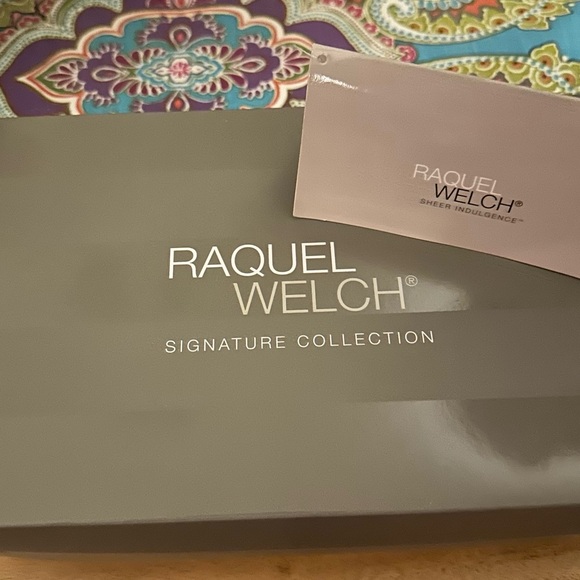 Raquel Welch Straight up with a twist wig. - Picture 7 of 9